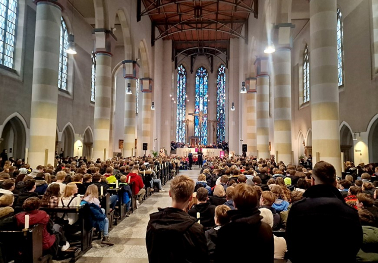 Vollversammlung der Ursulaschule in der Herz-Jesu-Kirche.